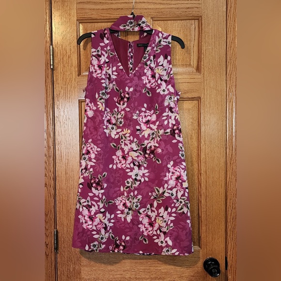 White House Black Market Dresses & Skirts - White House Black Market Magenta Floral Shift Dress Size 8
